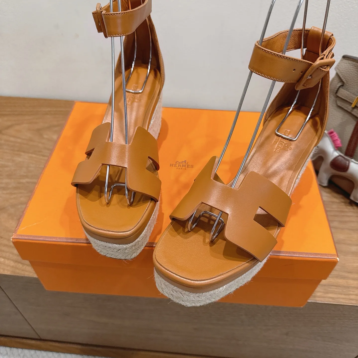 👟👟Ex-factory price 720👟👟 Hermes... a Eclair 2025 new color + popular series, the version is super positive, with a certain thickness, which makes the legs longer! Breathable, comfortable calfskin, spring and summer color matching, this item is both beautiful and comfortable! Channel supply code size: 35-39 can be ordered as 40.41 with airplane box ➕20